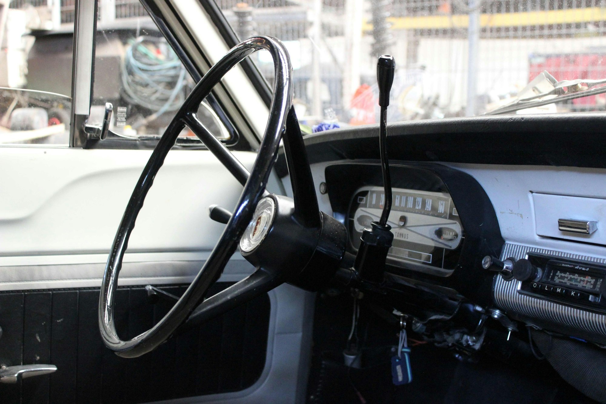 Das schüsselförmige Dreispeichenlenkrad und das quer verlaufende Tachoband prägen den Innenraum.