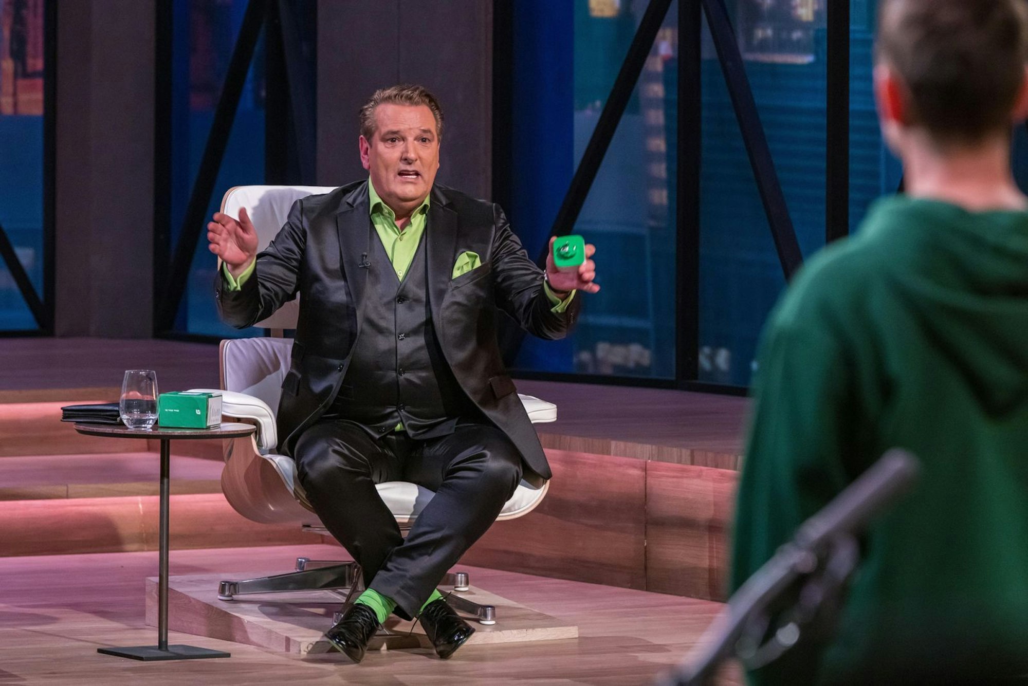 Ralf Dümmel schnappt sich das intelligente Zwischenstecker-System für Ladegeräte. (Bild: RTL / Bernd-Michael Maurer)