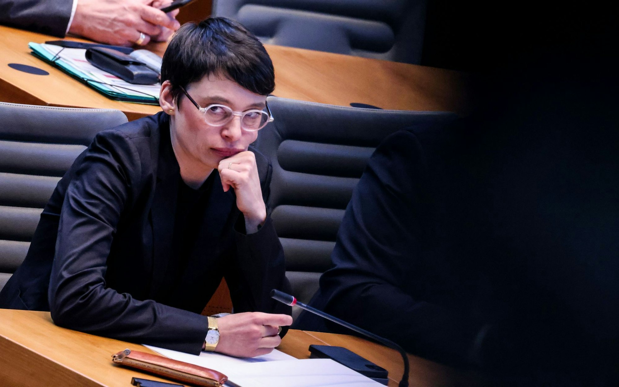 Flüchtlingsministerin Josefine Paul steht im Fokus der Opposition. (Archivbild)