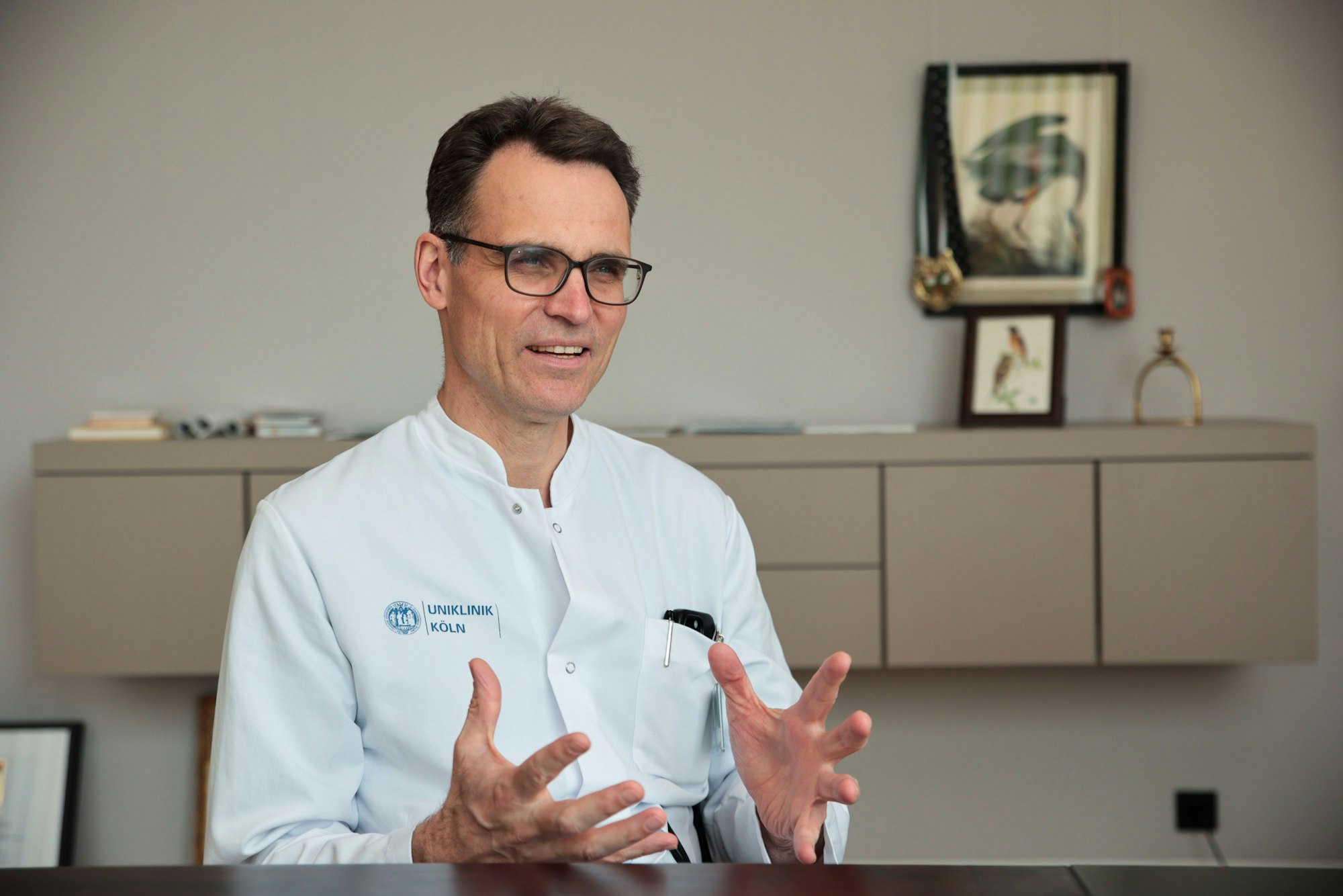 Dr.Stephan Baldus ist in einer Gesprächssituation zu sehen.