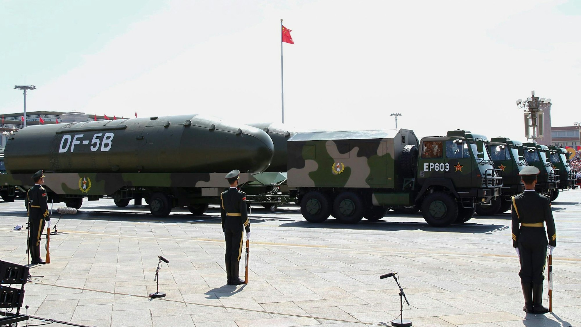 Chinesische Militärfahrzeuge mit Atomraketen während einer Parade in Peking. (Archivbild)