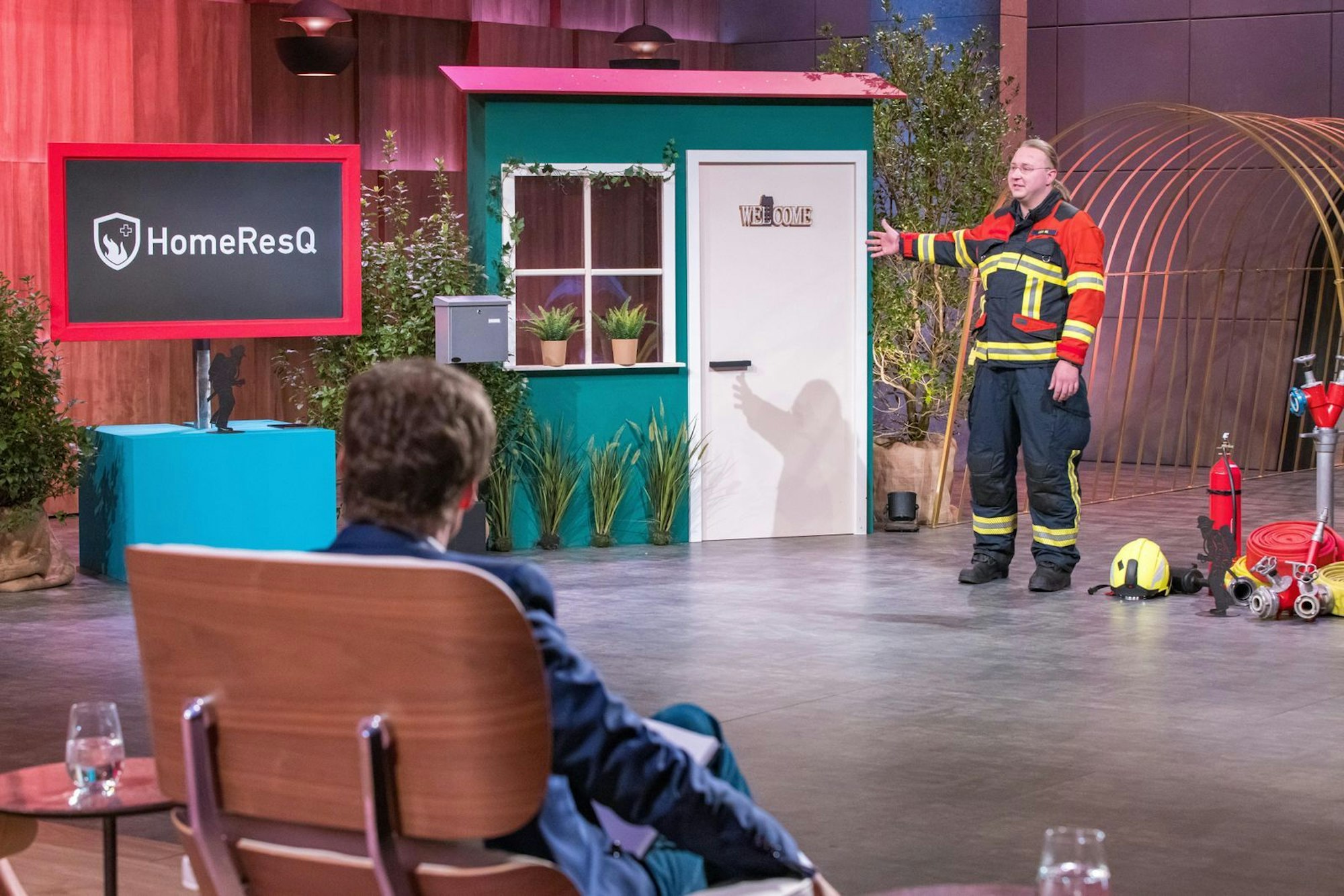 Feuerwehrmann Leonard Mergel stellt sein digitales Notfall-Informationssystem HomeResQ vor. (Bild: RTL / Bernd-Michael Maurer)