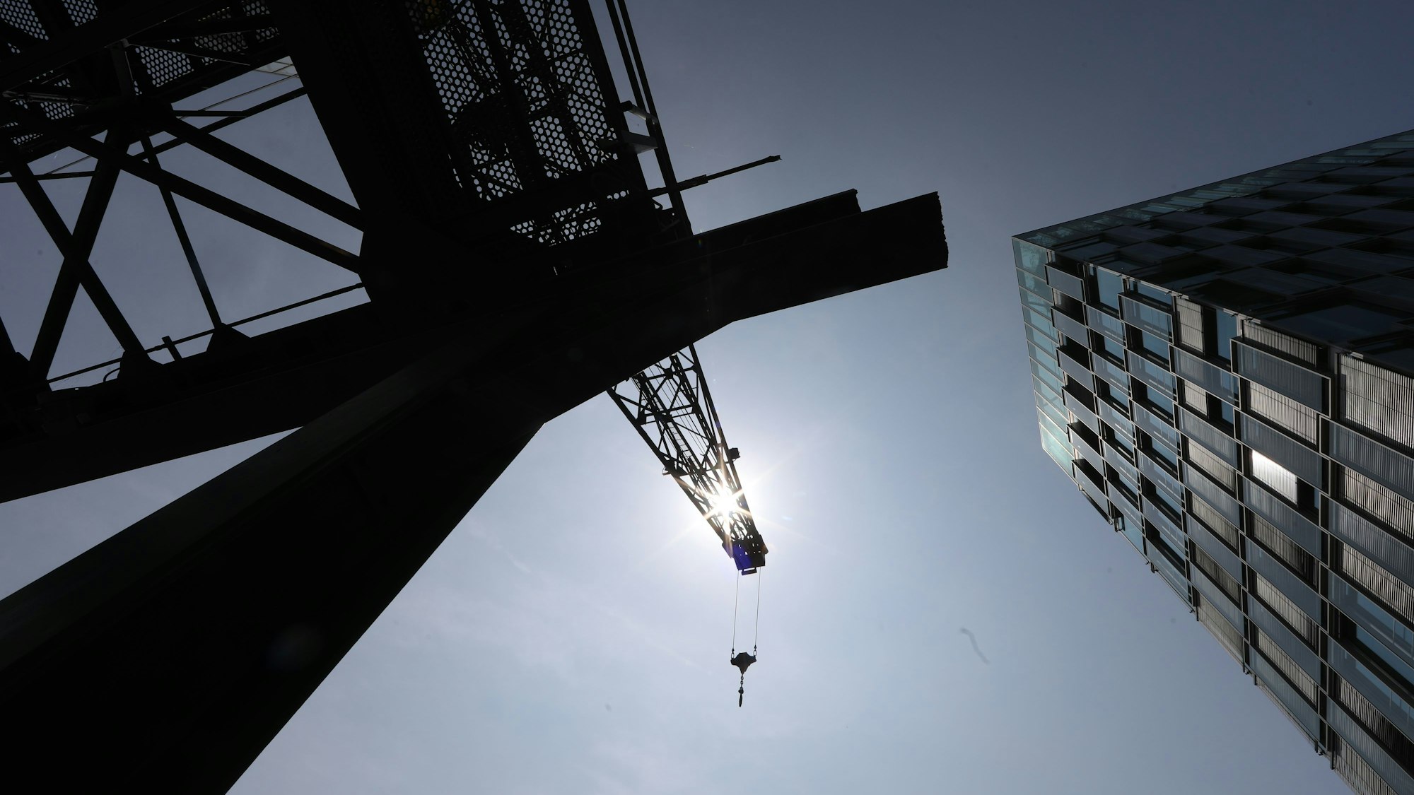 Blick Richtung Sonne am Rheinauhafen: Köln hat die ersten Hitzetage des Jahres gerade hinter sich, da kündigt sich die nächste Hitzewelle an.