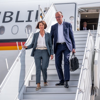 15.06.2025, Kanada, Calgary: Bundeskanzler Friedrich Merz (CDU) kommt in Begleitung seiner Frau Charlotte Merz zum G7-Gipfel der Staats- und Regierungschefs auf dem Flughafen in Calgary an. Das Gipfeltreffen findet in der Pomeroy Kananaskis Mountain Lodge statt. Foto: Michael Kappeler/dpa +++ dpa-Bildfunk +++