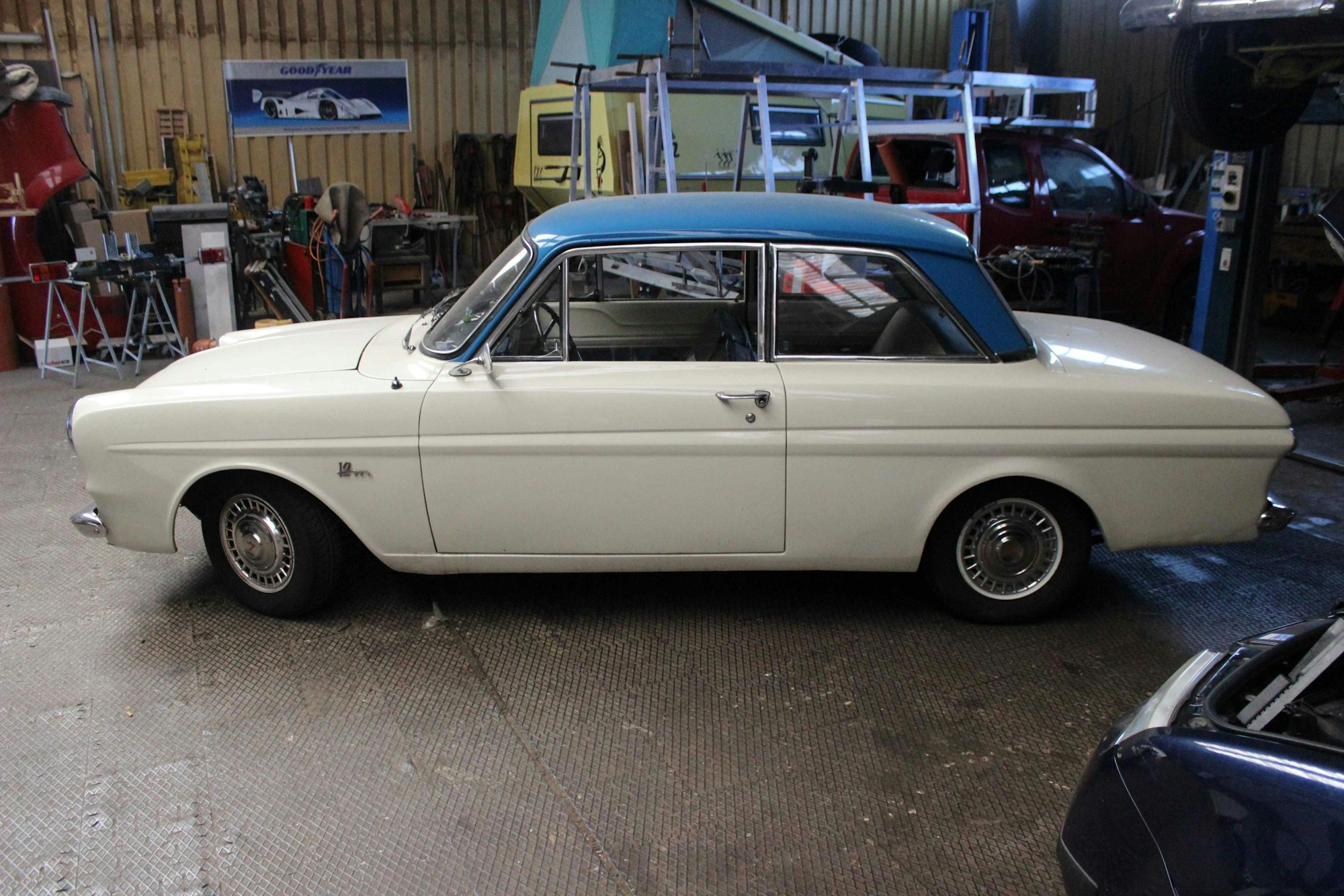 Den Ford hat Yilmaz Dogan im originalen Zweifarben-Look der 1960-er Jahre lackieren lassen. Markant ist auch die „Bügelfalte“ in den Seitenblechen.