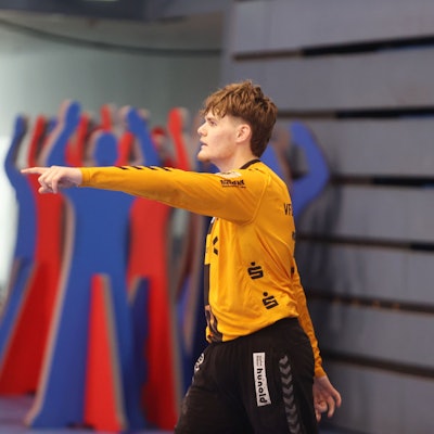 Anel Durmic zeigt nach vorne.