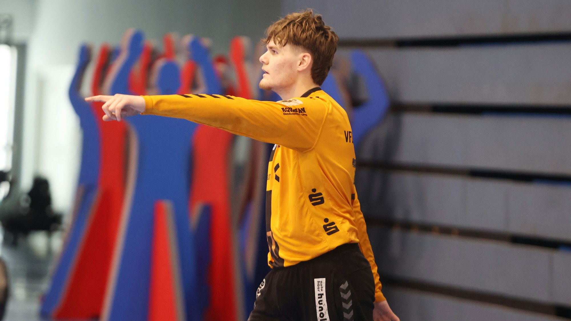 Anel Durmic zeigt nach vorne.