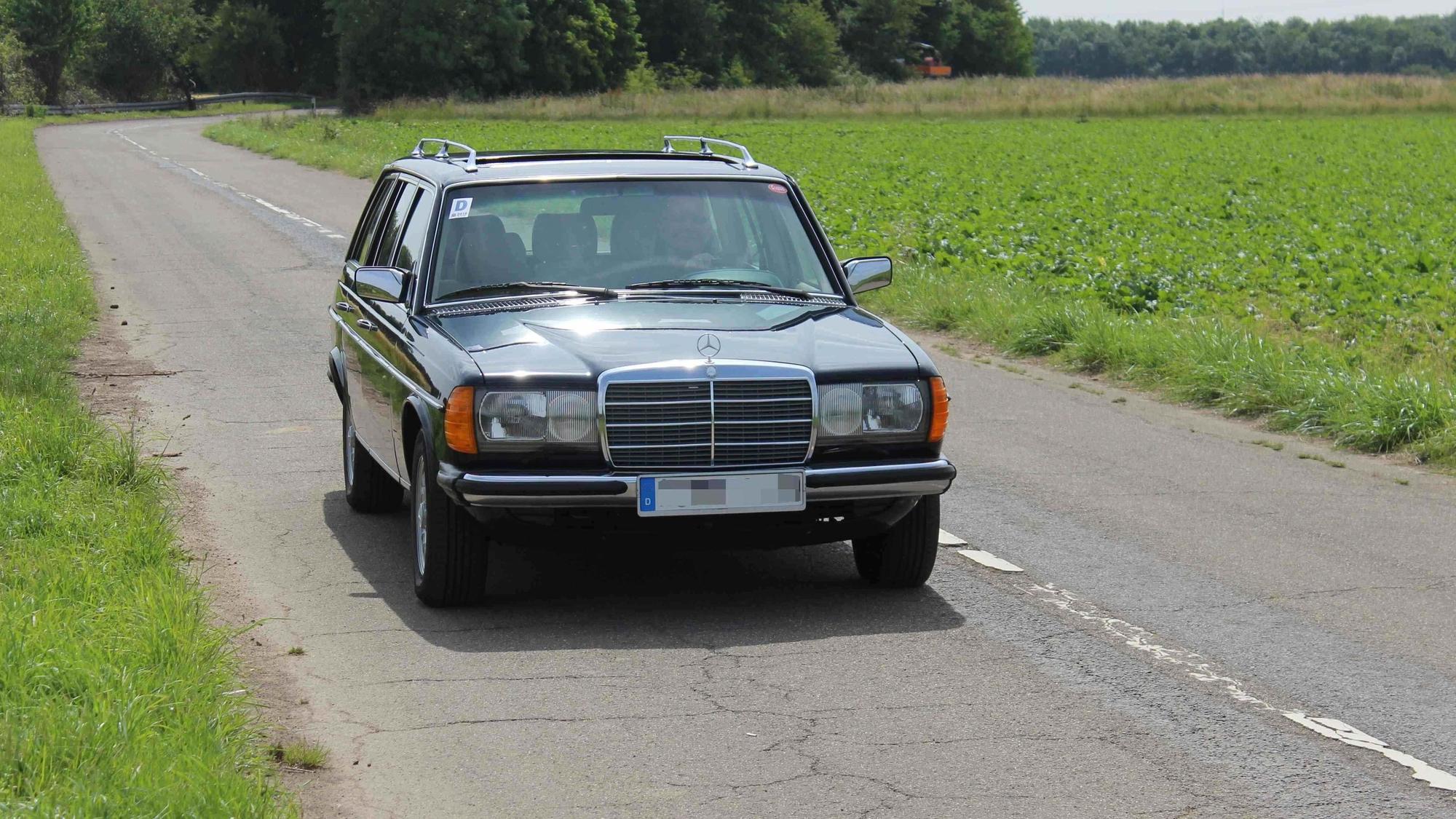 Der Mercedes fährt über eine Landstraße.