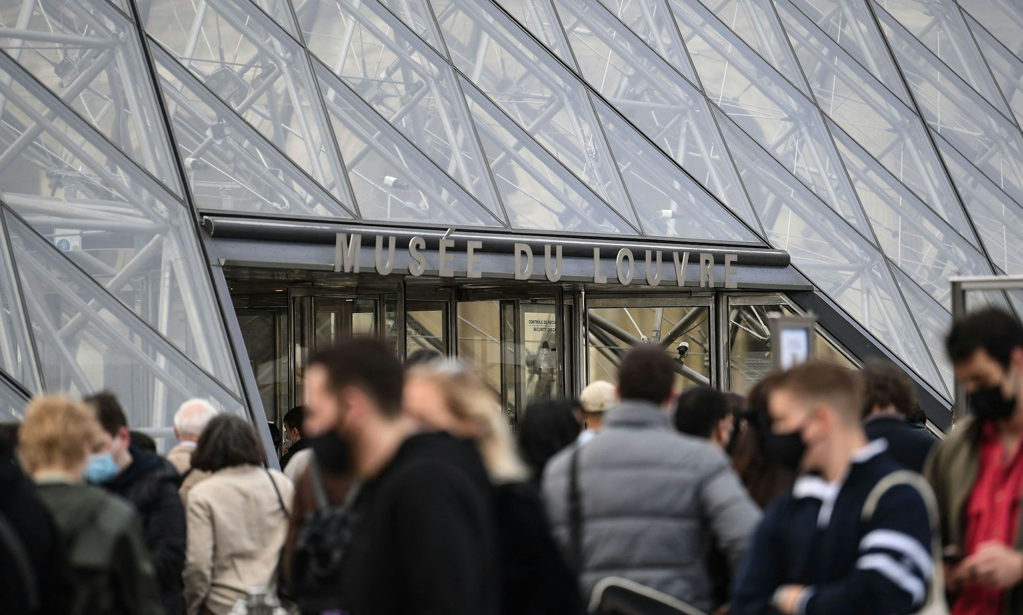 Louvre-Personal kann nicht mehr - bis zu 20.000 Besucher drängen sich täglich allein vor der weltberühmten «Mona Lisa» von Leonardo da Vinci.