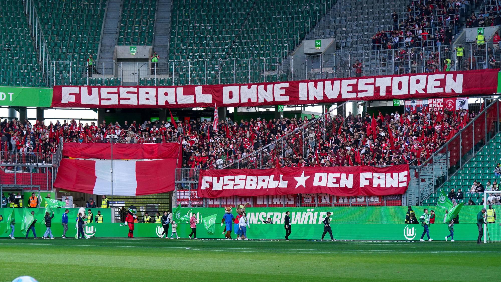 Fans des SC Freiburg protestieren im Wolfsburger Stadion gegen Werksvereine und Investorenklubs.