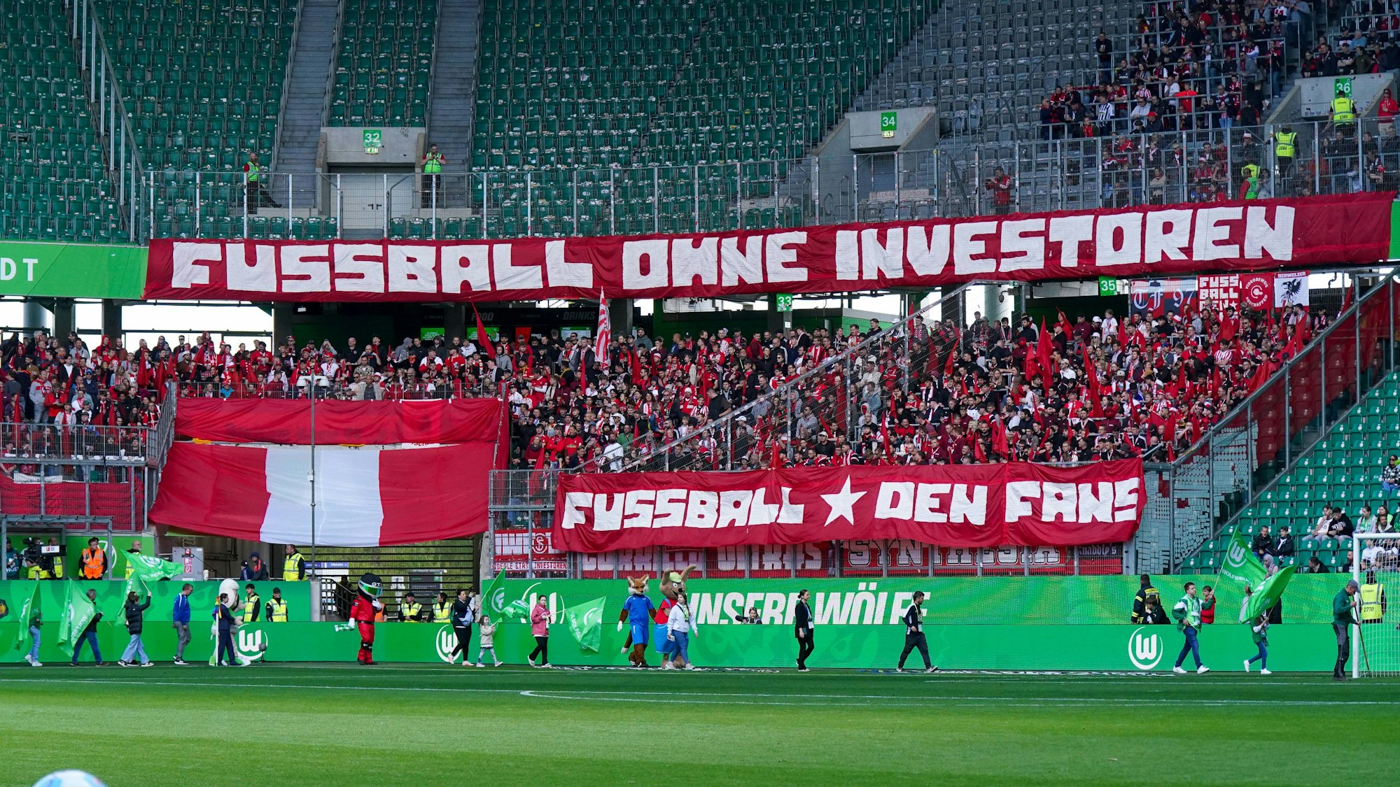 Fans des SC Freiburg protestieren im Wolfsburger Stadion gegen Werksvereine und Investorenklubs.