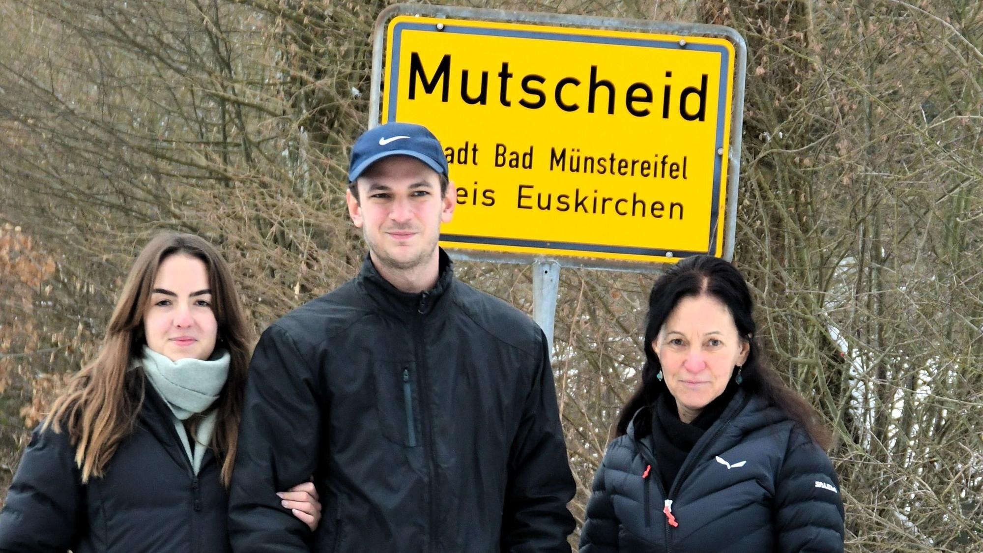Frederik Tepe, Claudia Tepe und Stefanie Klassen stehen vor dem Ortsschild von Mutscheid.