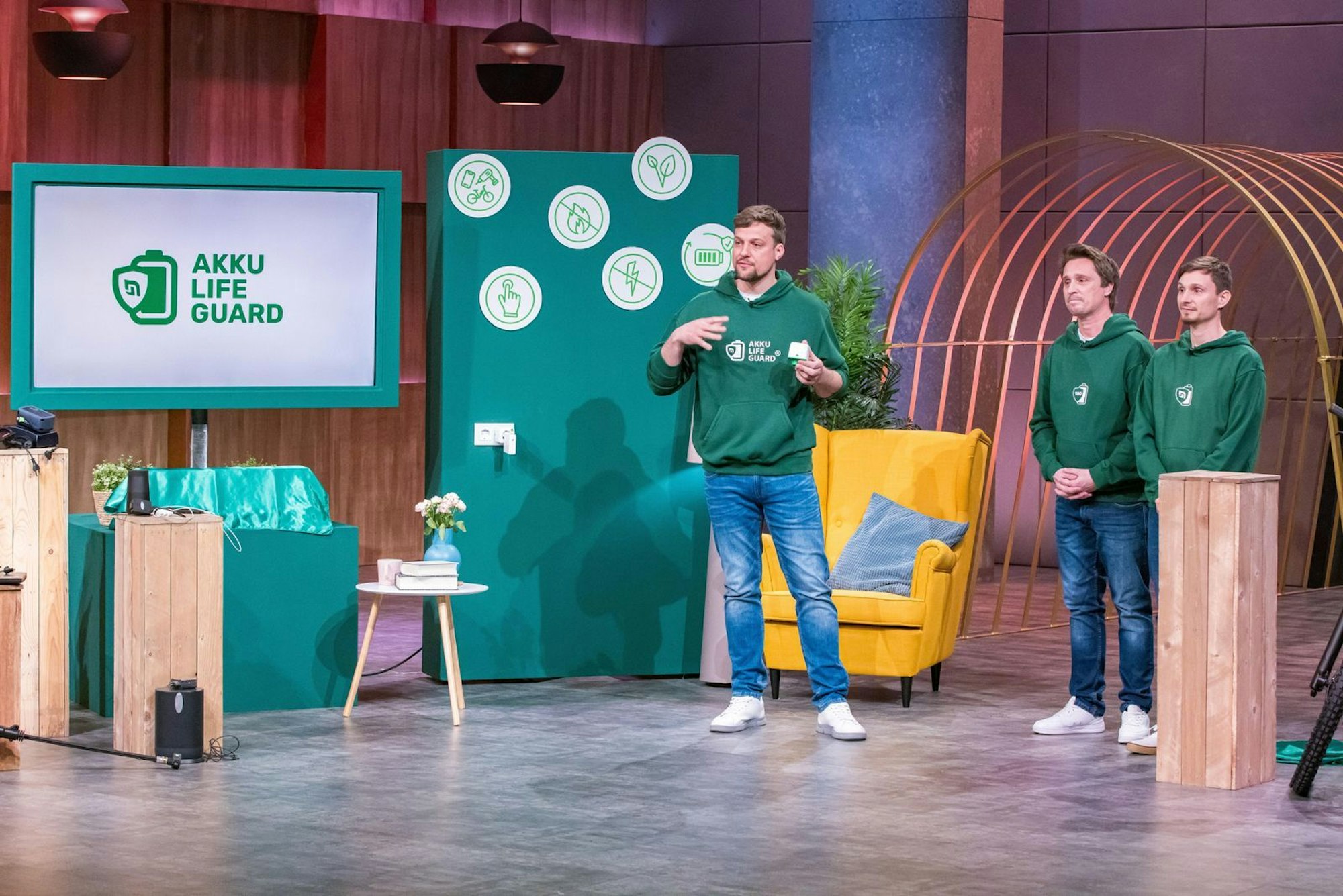 Hans-Peter Nägele, Andreas Tutschner und Christoph Tutschner (v.l.n.r.) machen mit Akku Life Guard das Akku-Laden sicherer und effizienter. (Bild: RTL / Bernd-Michael Maurer)