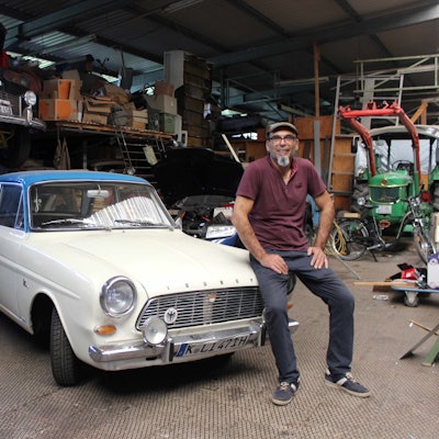 „Ich halte die Nase rein und bin im Jahr 1965. Das ist wie eine Zeitkapsel“, sagt Yilmaz Dogan über seinen Ford Taunus 12M P4. Das Modell bot Platz wie in der Mittelklasse, war aber damals nicht viel teurer als ein Käfer.