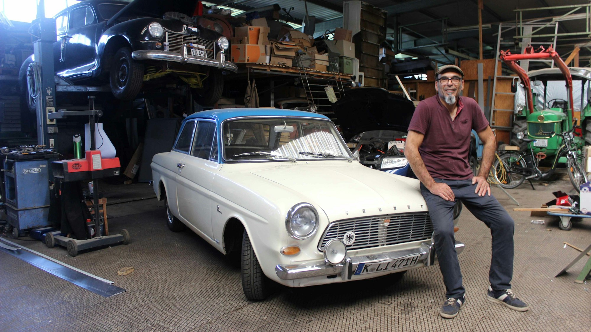 „Ich halte die Nase rein und bin im Jahr 1965. Das ist wie eine Zeitkapsel“, sagt Yilmaz Dogan über seinen Ford Taunus 12M P4. Das Modell bot Platz wie in der Mittelklasse, war aber damals nicht viel teurer als ein Käfer.