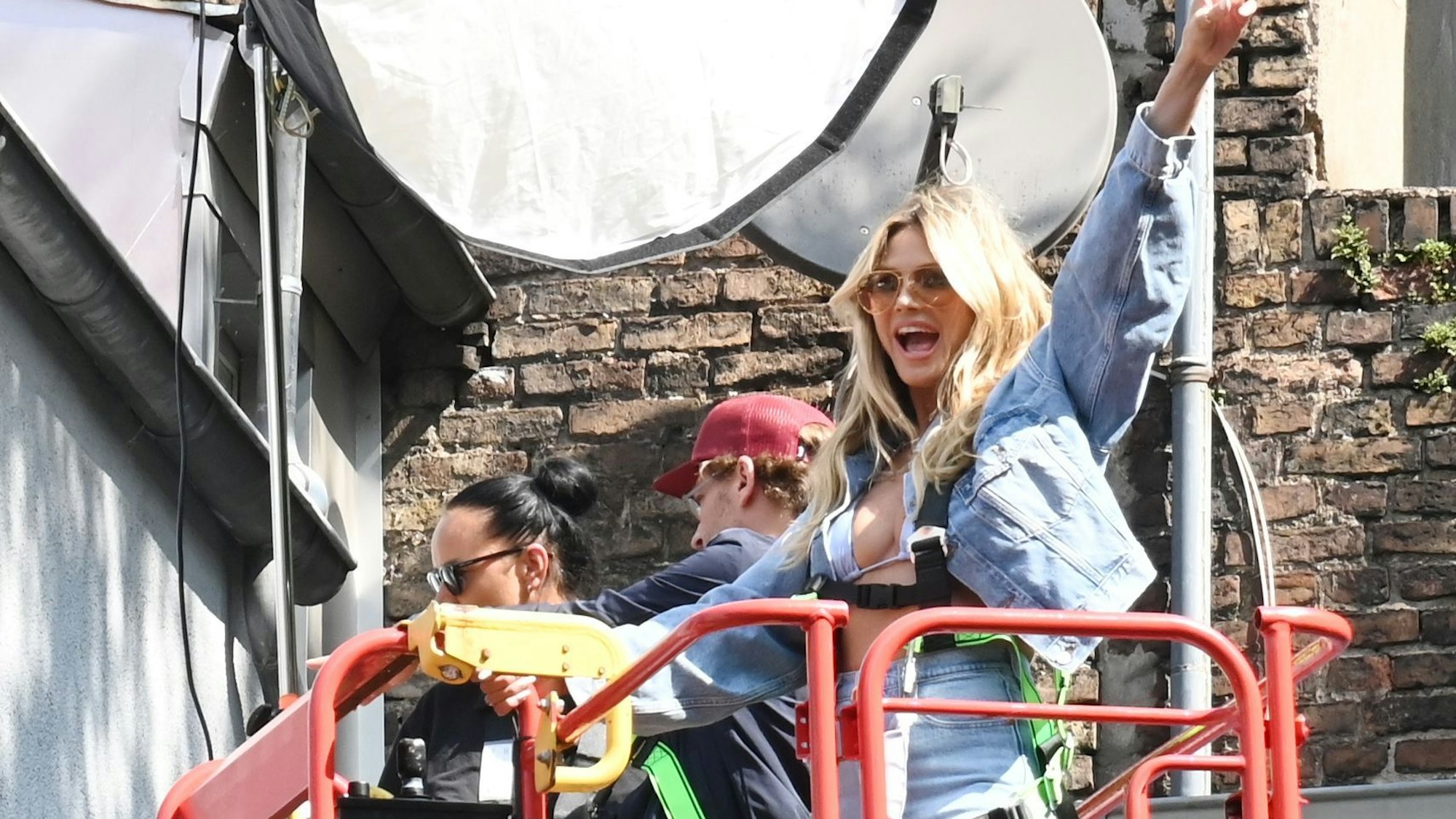 16.06.2025 Köln. Heidi Klum signiert ein Wandkunstwerk aus der Calzedonia-Kampagne. Foto: Alexander Schwaiger