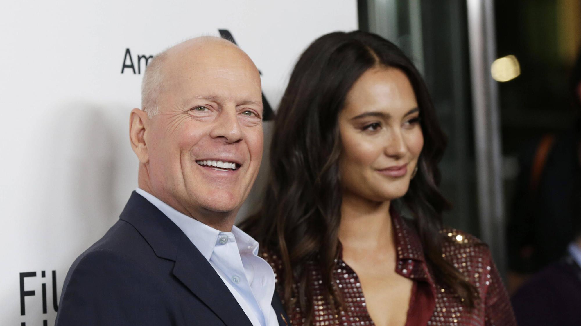Bruce Willis und seine Ehefrau Emma Heming Willis treffen am 11. Oktober 2019 bei der Premiere von „Motherless Brooklyn“ während des 57. New York Film Festivals in New York ein.