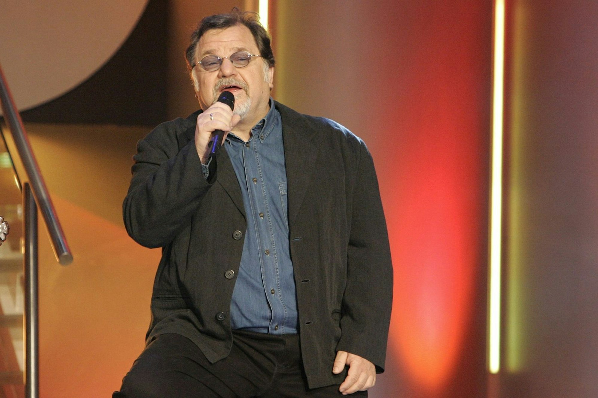 Mit „1001 und 1 Nacht (Zoom!)“ immer wieder Gast im Fensehen: Klaus Lage 2005 bei der ZDF-Show „Hits made in Germany“. (Bild: ZDF / Rico Rossival)