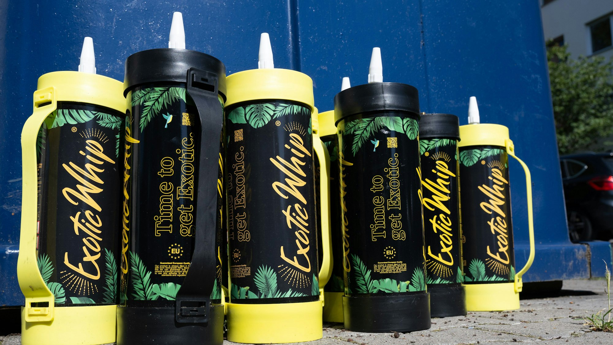 Leere Lachgasbehälter stehen an einer Straße in einem Frankfurter Wohngebiet. Nach Erkenntnissen von Fachleuten ist der Konsum von Lachgas als Partydroge deutlich angestiegen.