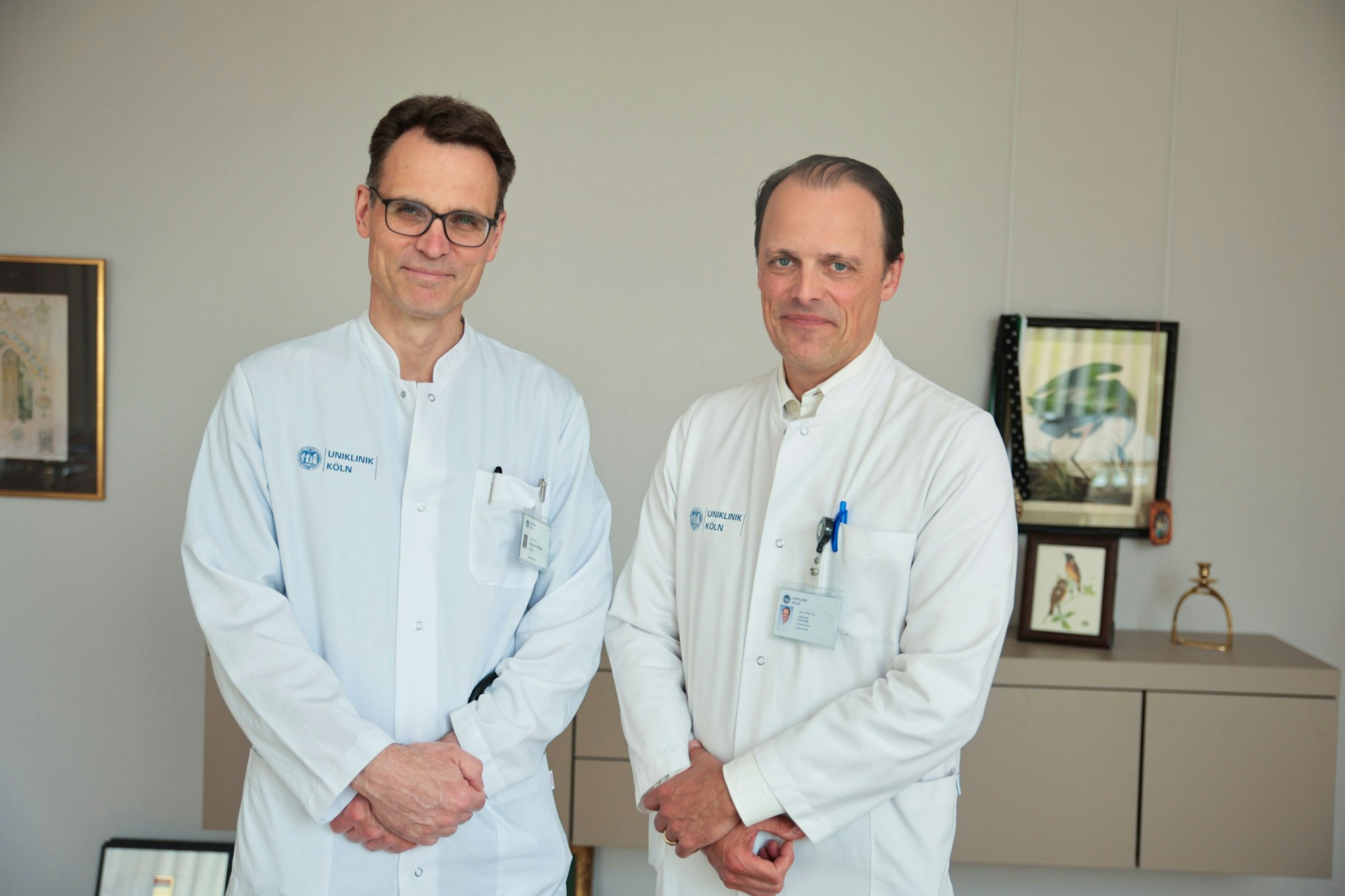 Gruppenbild mit den beden Professoren in weißem Kittel
