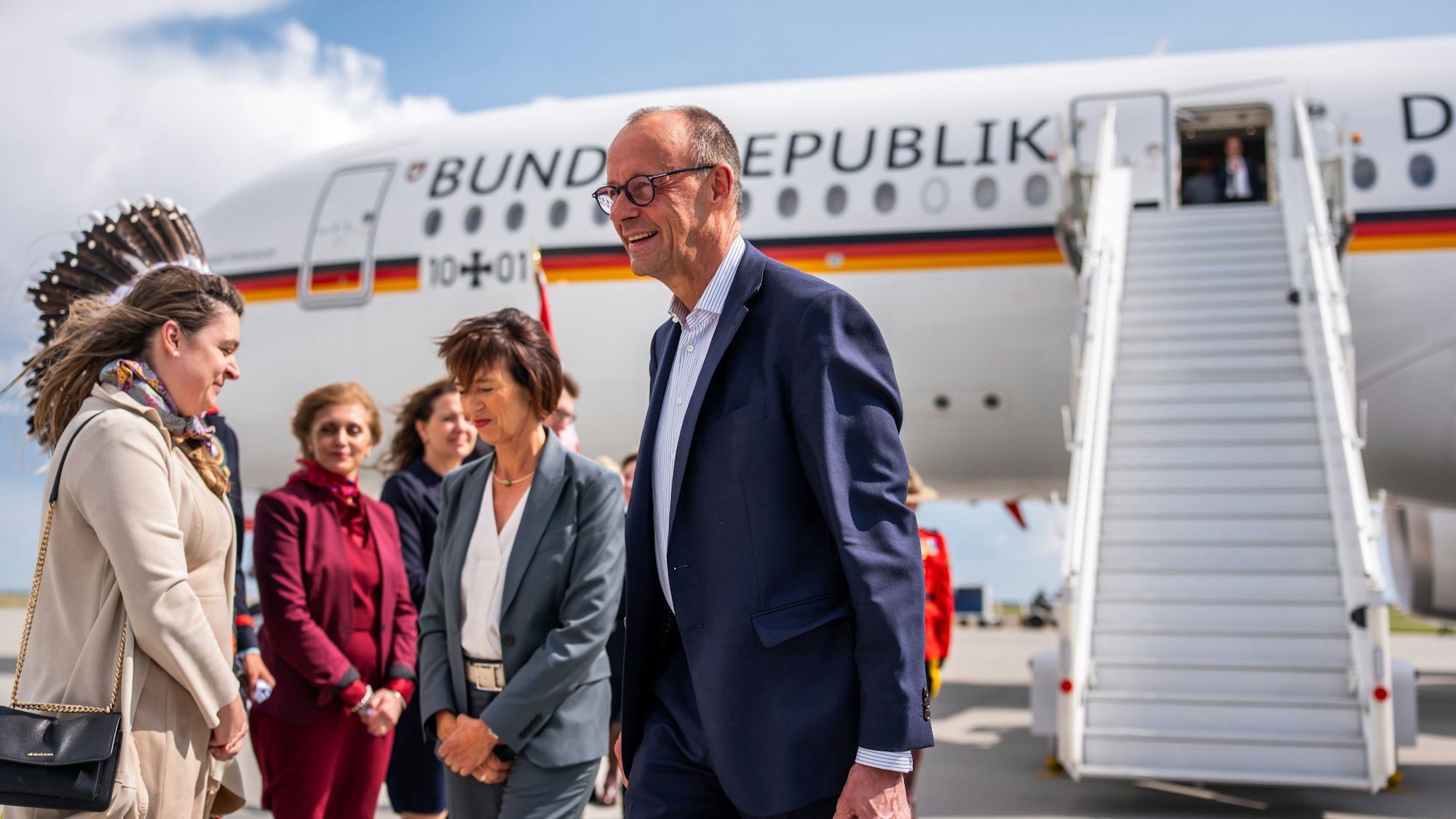 Bundeskanzler Friedrich Merz (CDU) kommt in Begleitung seiner Frau Charlotte Merz zum G7-Gipfel der Staats- und Regierungschefs auf dem Flughafen in Calgary an.