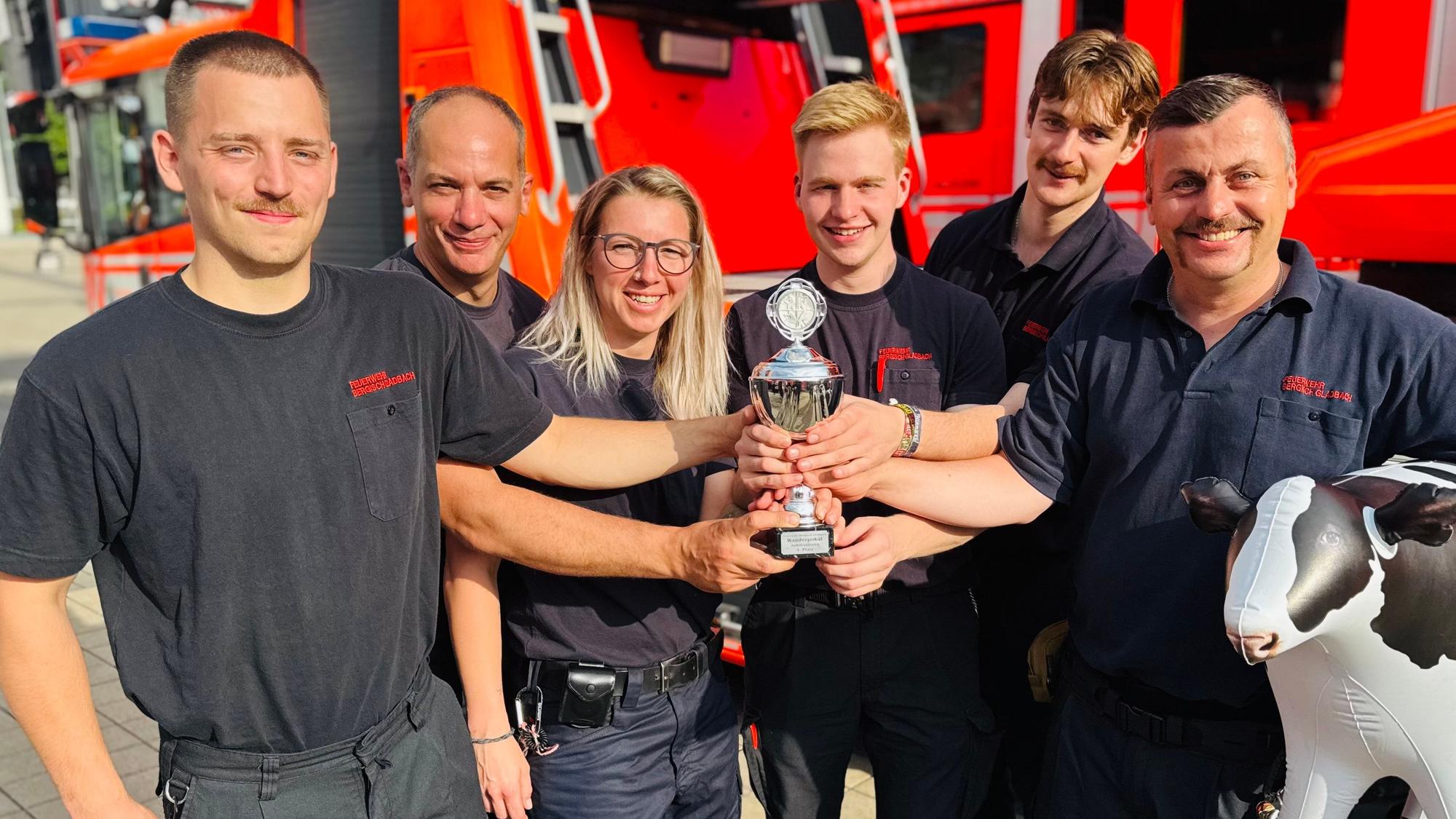 Die Gewinner des Wanderpokals der Feuerwehr Bergisch Gladbach. Die Staffel der Wachabteilung 3 der Feuer- und Rettungswache 1