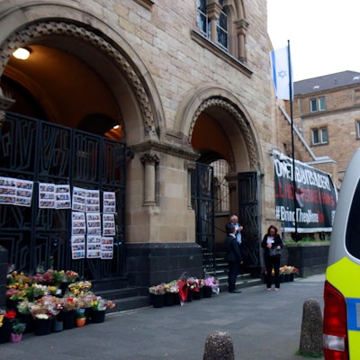 09.04.2024, Köln: Hohe Sicherheitstufe und ein starkes Aufgebot der Polizei an der Synagoge in der Roonstraße. Foto: Arton Krasniqi