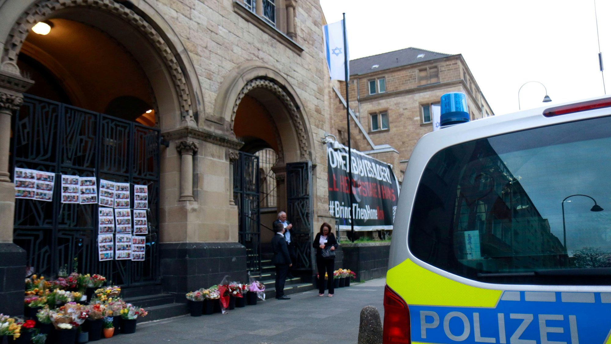 09.04.2024, Köln: Hohe Sicherheitstufe und ein starkes Aufgebot der Polizei an der Synagoge in der Roonstraße. Foto: Arton Krasniqi