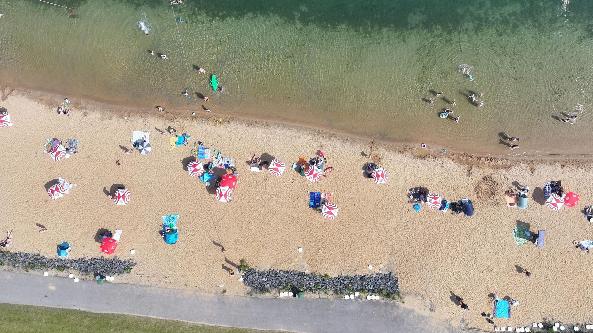 Blick auf einen Badestrand in Köln kurz nach der Eröffnung des Strandbades am Rather See.