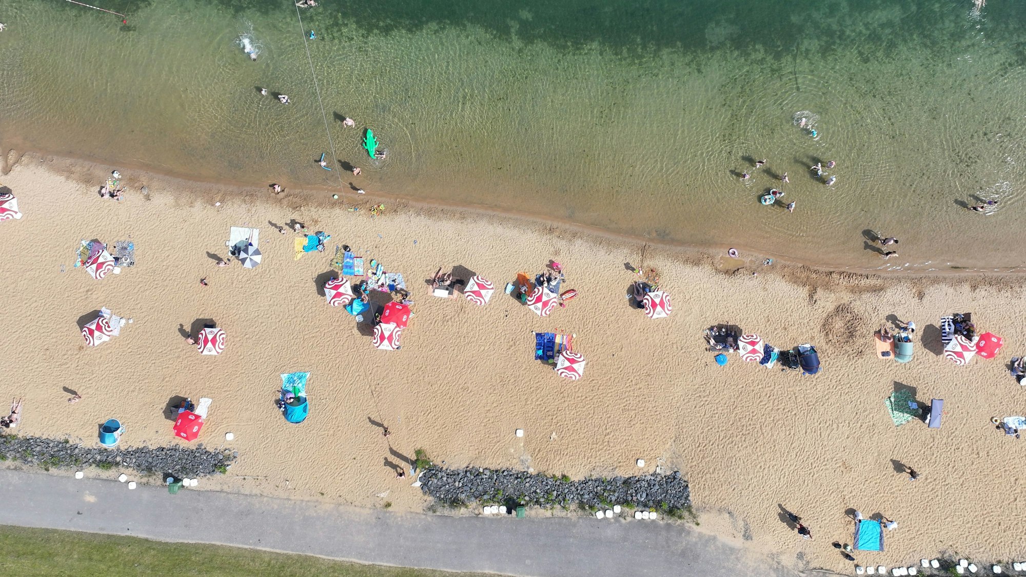 Blick auf einen Badestrand in Köln kurz nach der Eröffnung des Strandbades am Rather See.