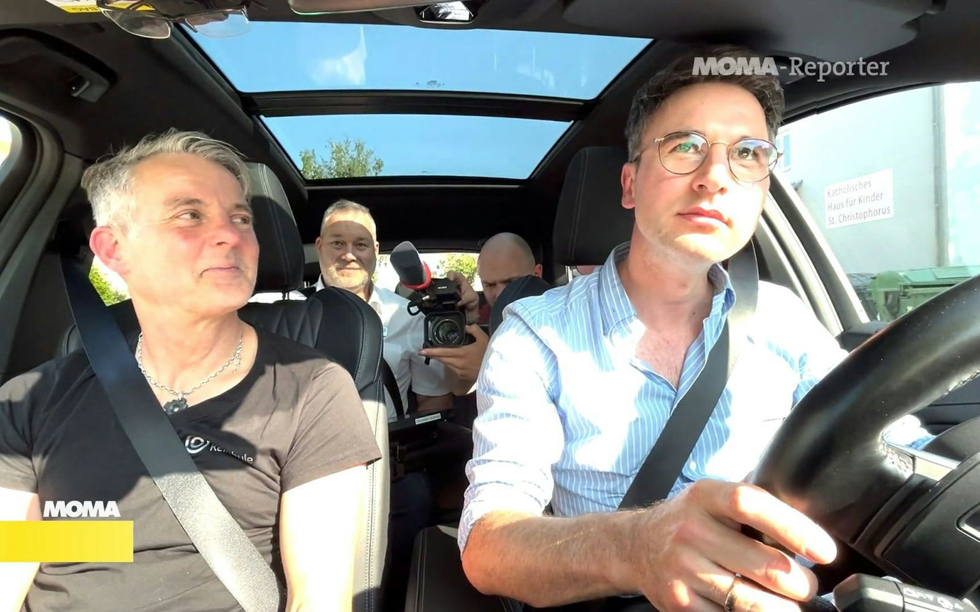 „Morgenmagazin“-Reporter Andreas Herz nahm erneut an einer Fahrprüfung teil... (Bild: ARD)