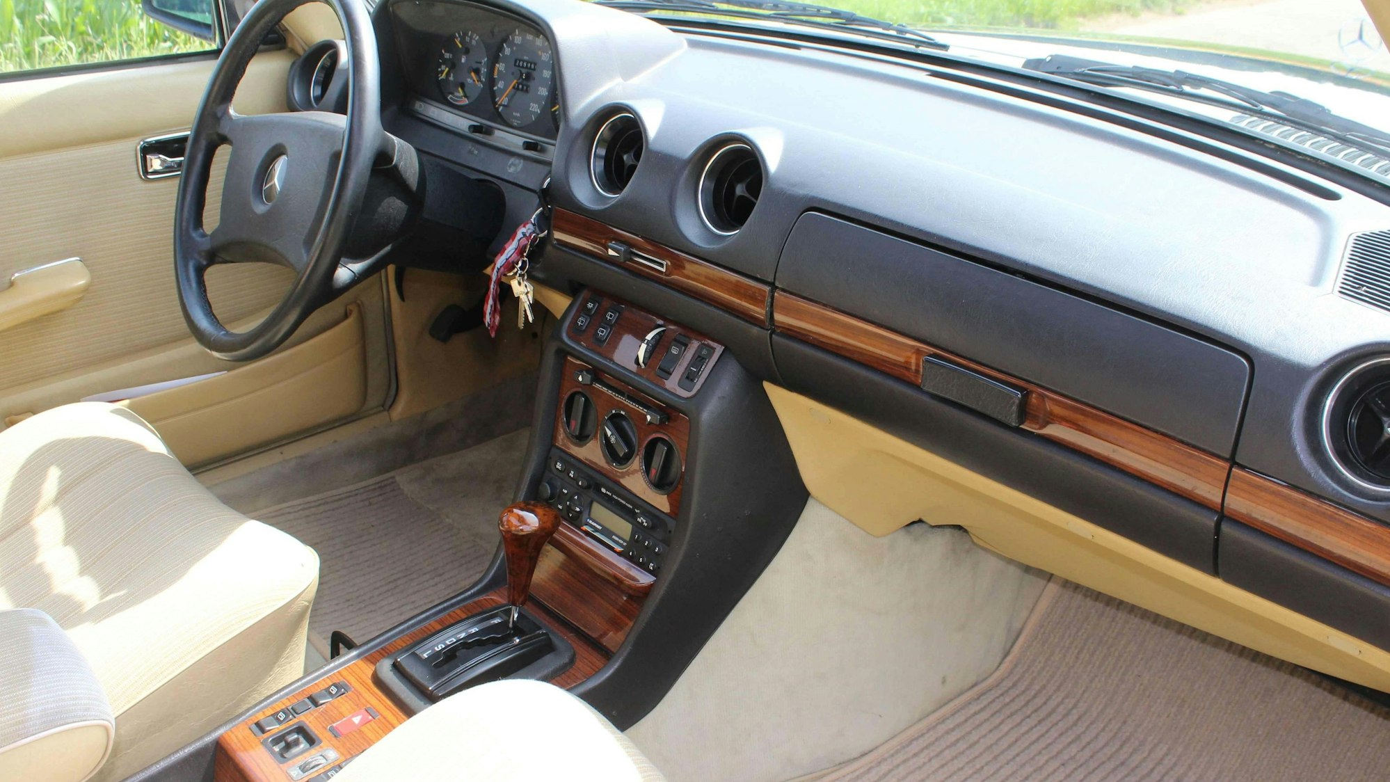 Die Vordersitze mit Lenkrad und Steuerknüppel im Innenraum des Wagens.