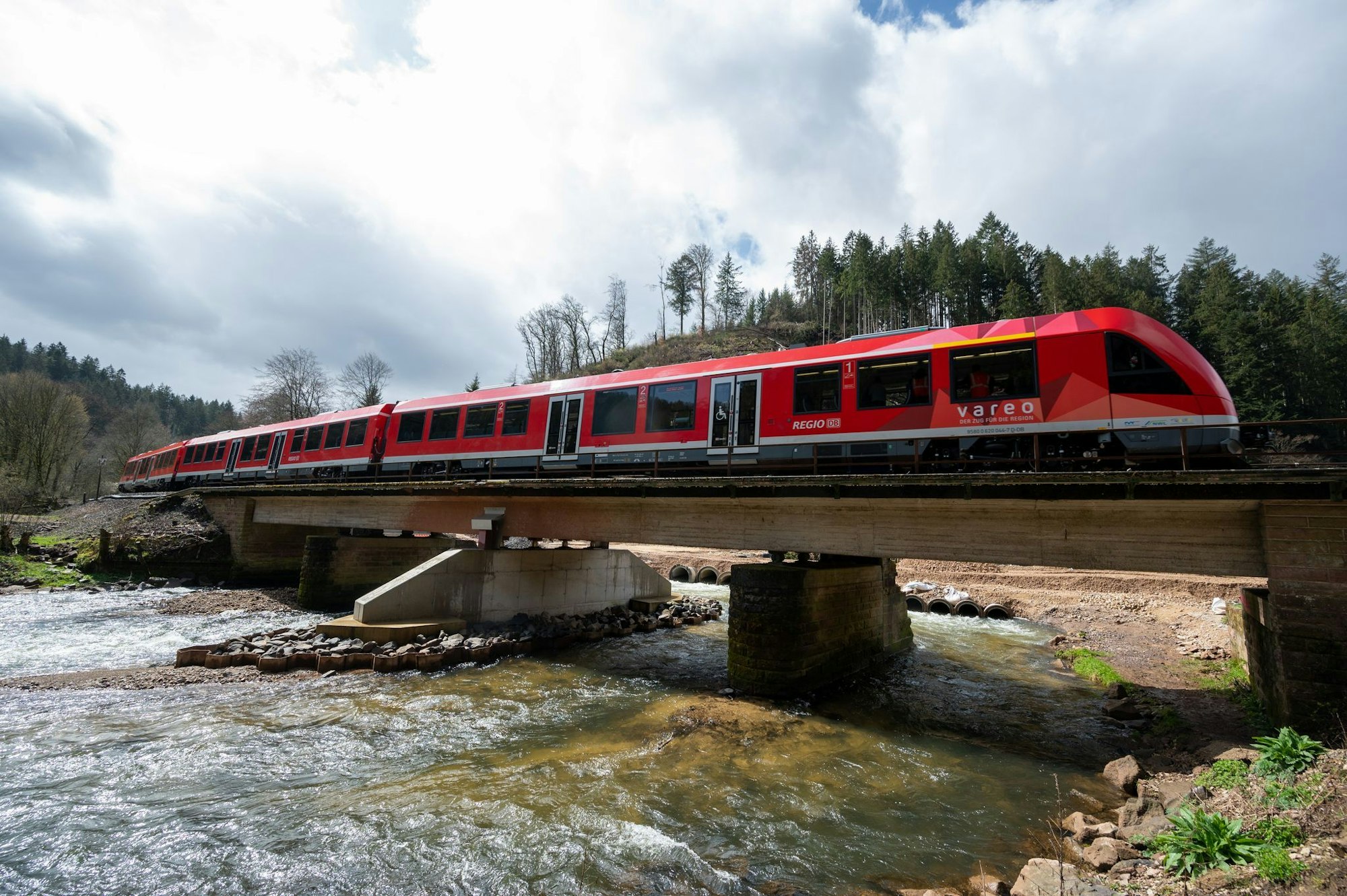 Die Deutsche Bahn informiert über einen wichtigen Etappenschritt beim Wiederaufbau der Eifelstrecke (Archivbild)