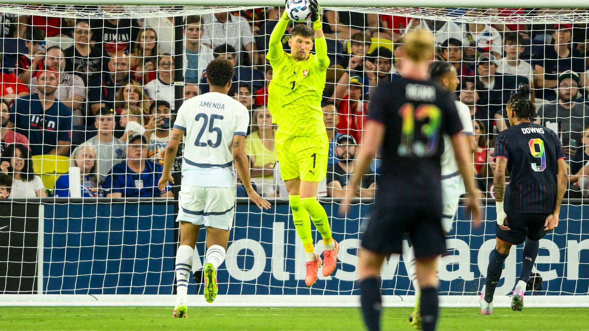 Damion Downs (Nummer 9) bei seinem Debüt für das US-Nationalteam in Nashville gegen die Schweiz