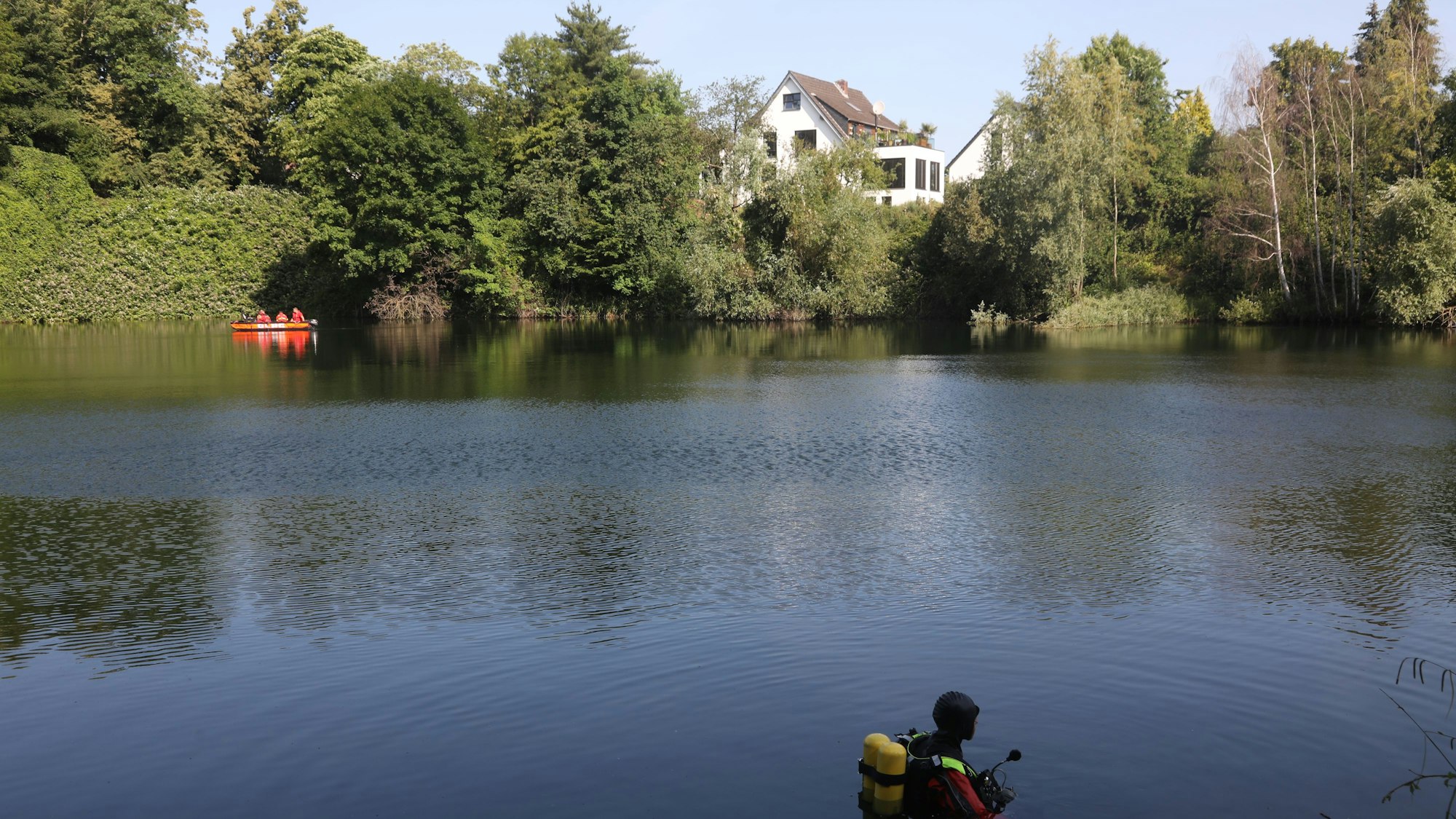 Im Wassermannsee in Vogelsang suchten Rettungskräfte nach einem vermissten Mann.