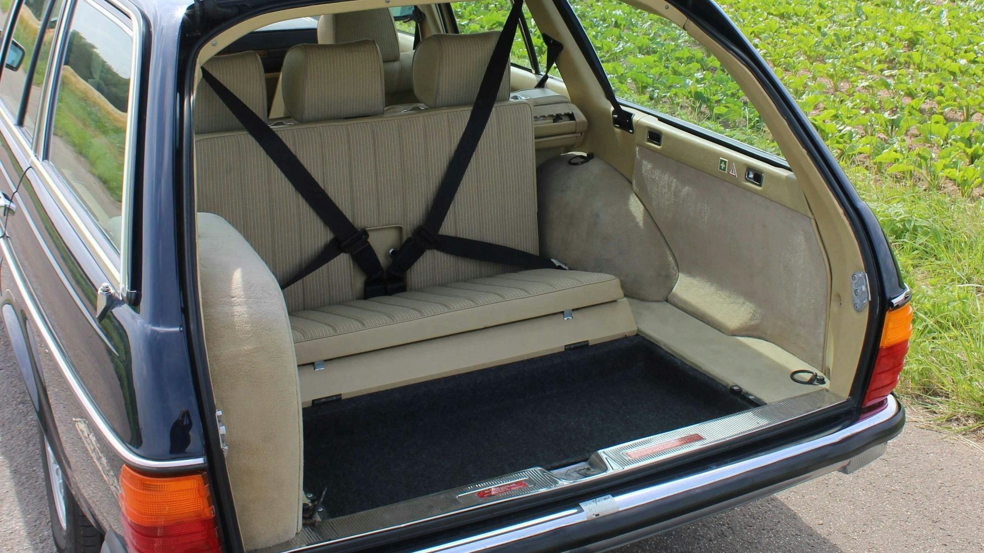 Blick in den Kofferraum. Zu sehen ist dort eine zweite Sitzbank für Kinder.