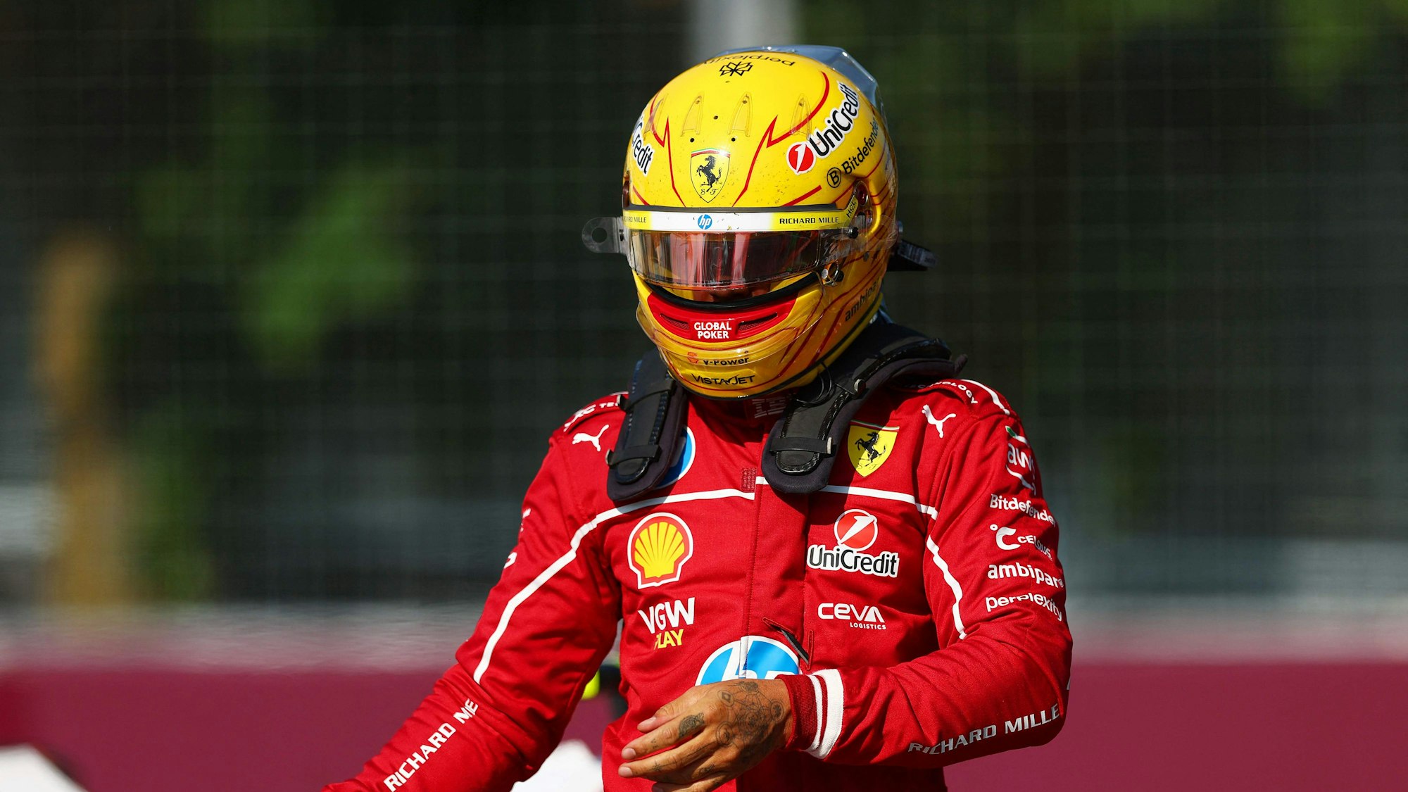 Lewis Hamilton im Ferrari-Outfit.
