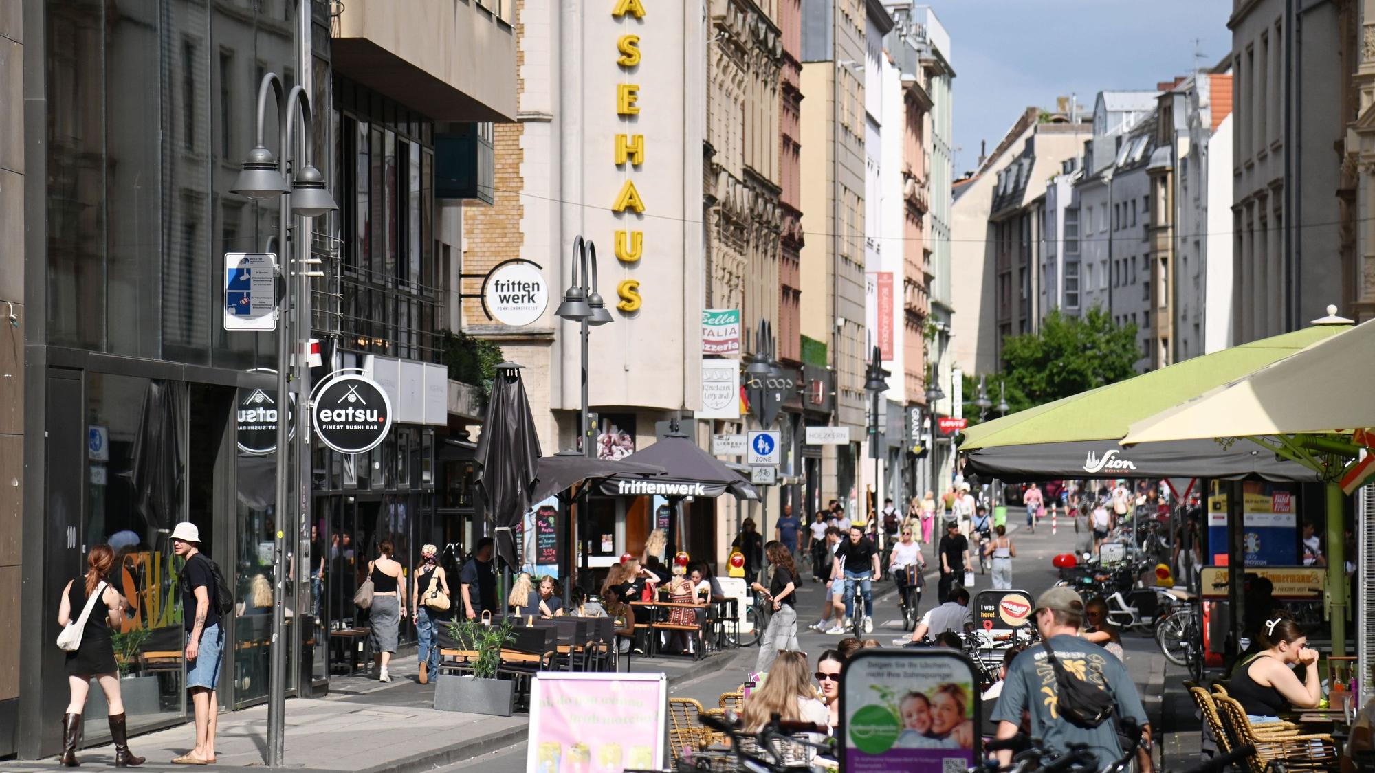Die Ehrenstraße ist eine beliebte Shoppingmeile.