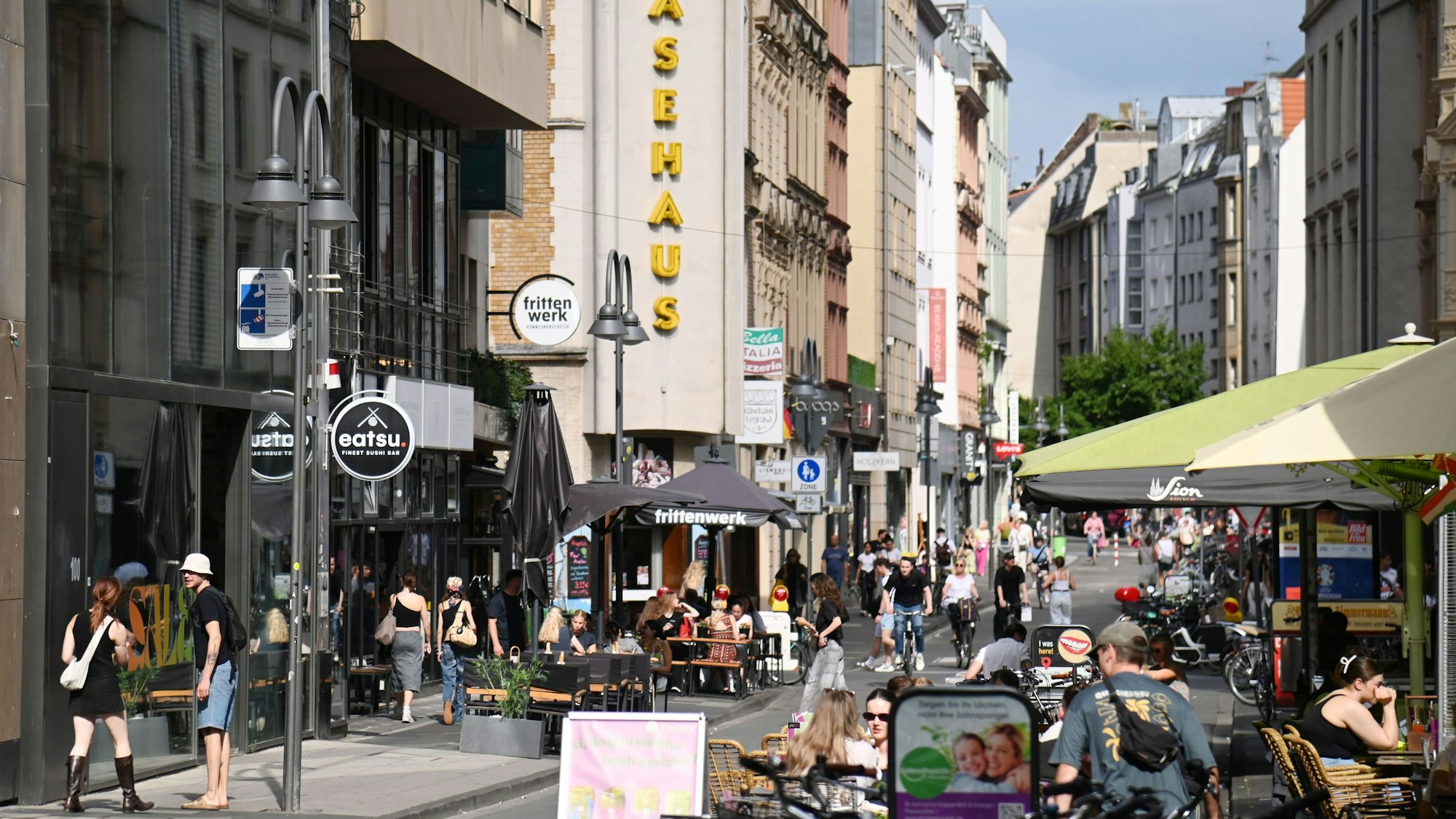 Die Ehrenstraße ist eine beliebte Shoppingmeile.