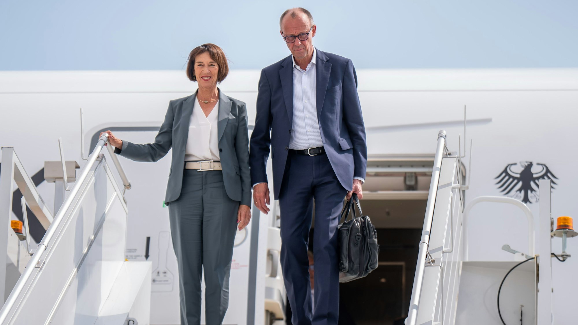 15.06.2025, Kanada, Calgary: Bundeskanzler Friedrich Merz (CDU) kommt in Begleitung seiner Frau Charlotte Merz zum G7-Gipfel der Staats- und Regierungschefs auf dem Flughafen in Calgary an. Das Gipfeltreffen findet in der Pomeroy Kananaskis Mountain Lodge statt. Foto: Michael Kappeler/dpa +++ dpa-Bildfunk +++