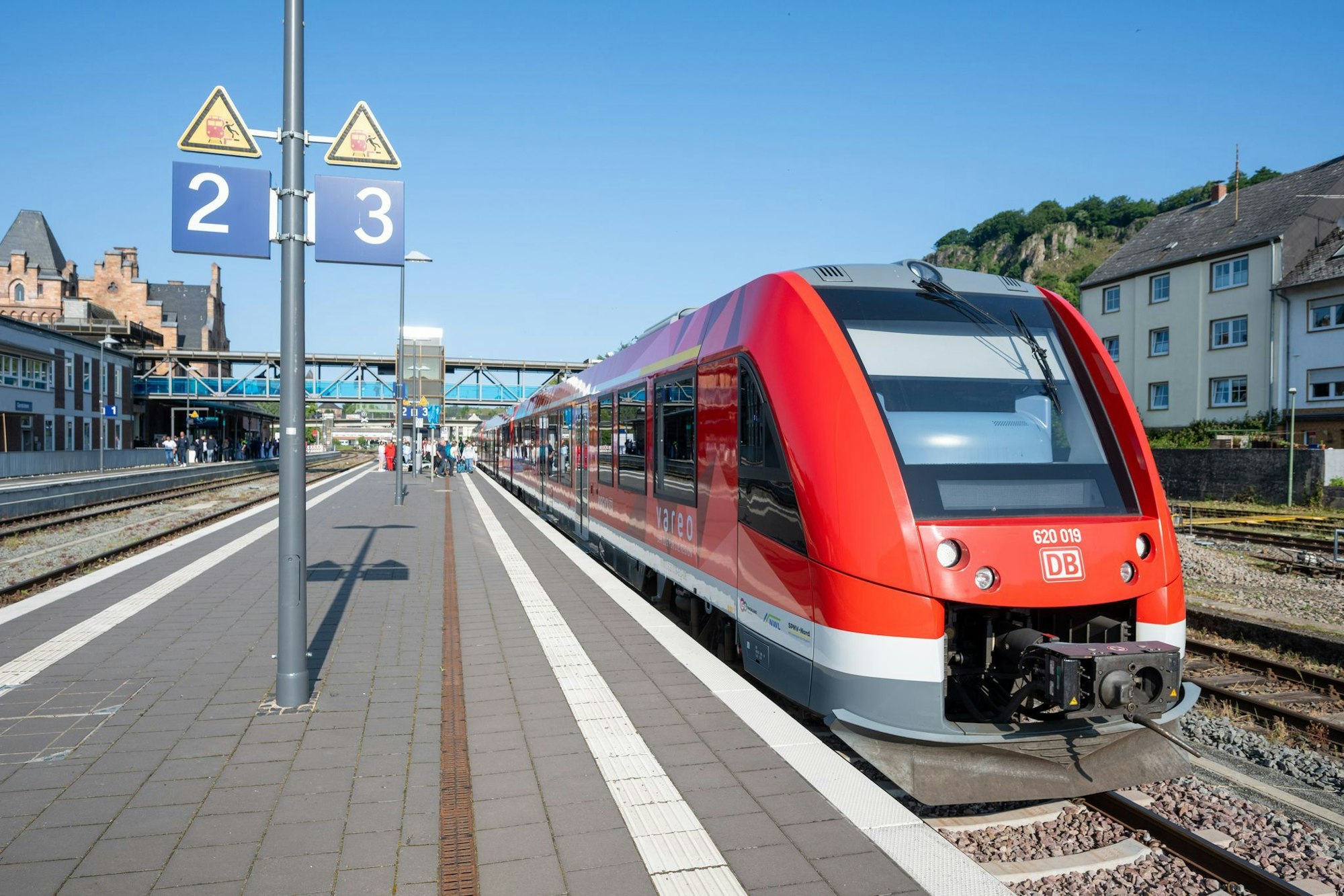 Laut Bahn wurden unter anderem 20 Brücken, betroffene Stationen und zehn Kilometer Bahndamm erneuert.