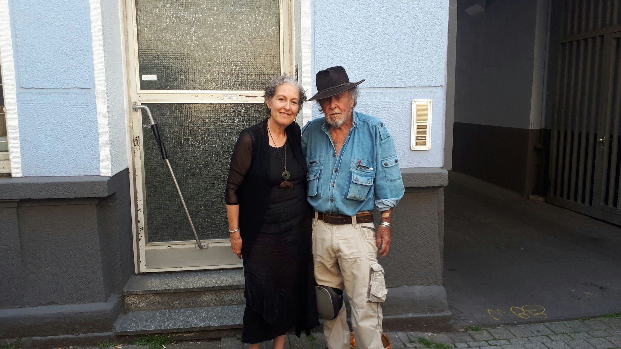 Terry Mandel mit Stolperstein-Künstler Gunter Demnig vor dem Haus Kurfürstenstraße 10.