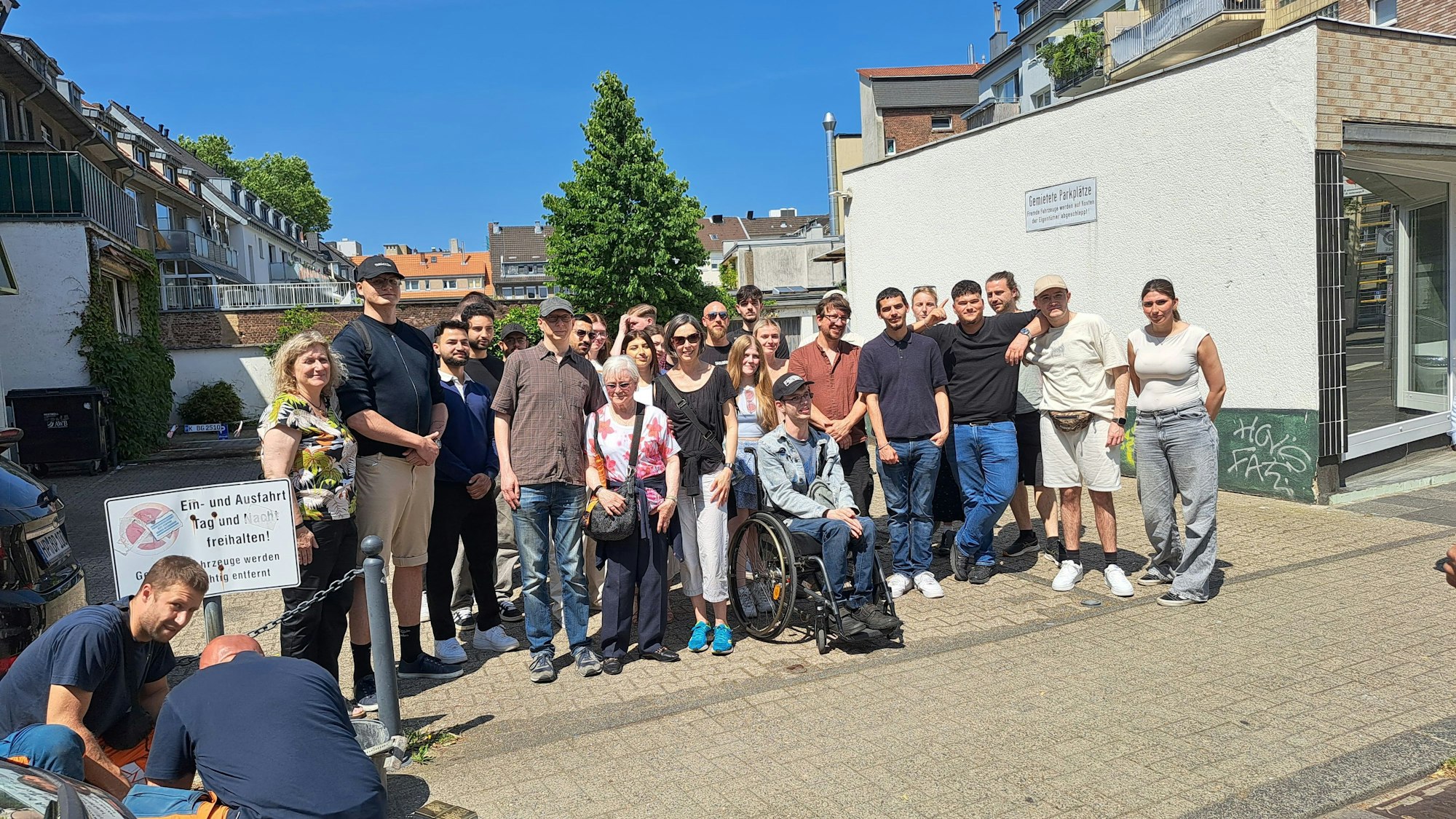 Eine Gruppe von Schülern steht nebeneinander