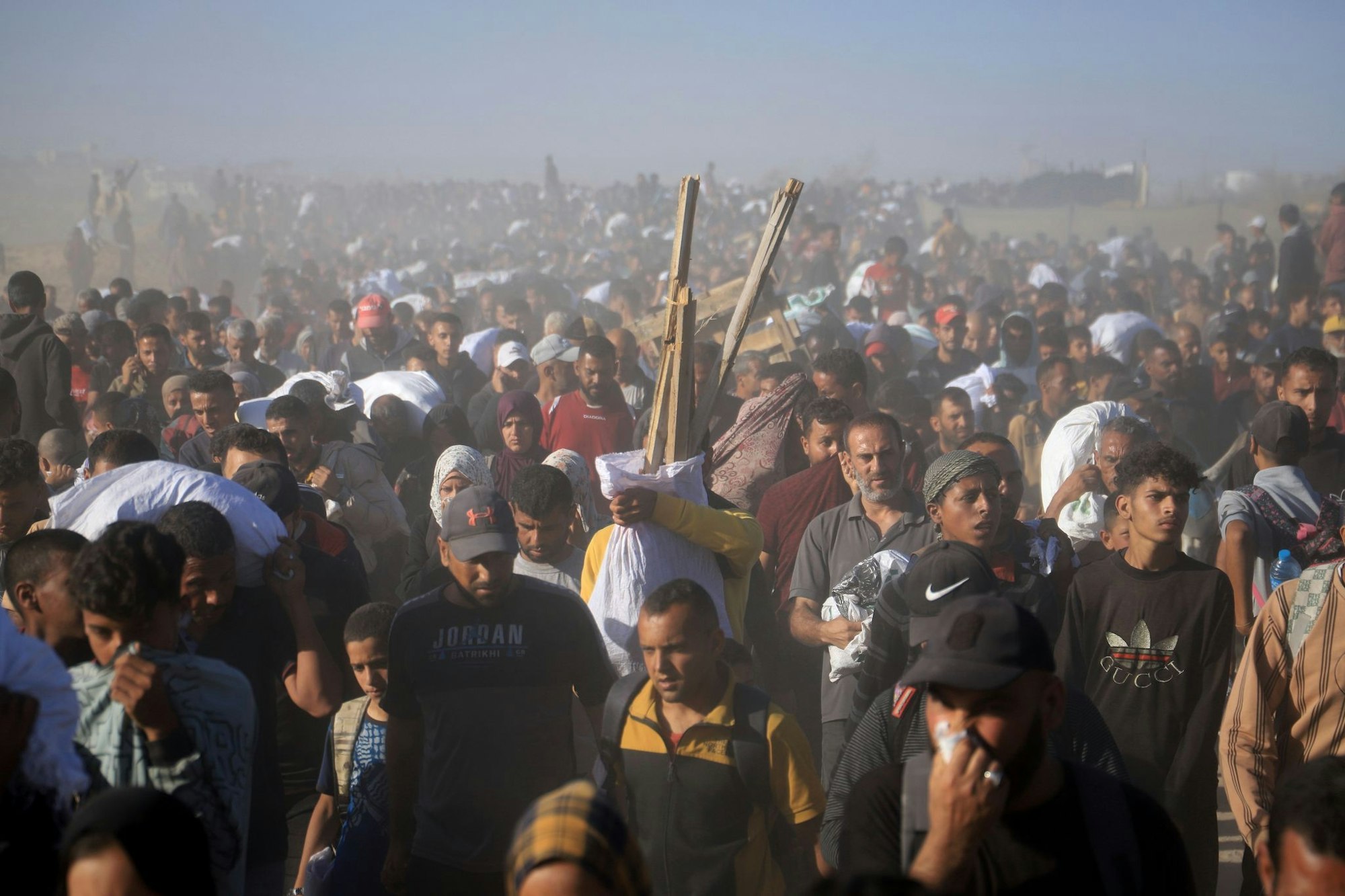 Nach Angaben aus medizinischen Kreisen im Gazastreifen wurden am Samstag mindestens 15 Palästinenser in der Nähe eines Verteilzentrums für humanitäre Hilfe der Gaza Humanitarian Foundation von israelischen Soldaten erschossen. Die Stiftung wies den Bericht als falsch zurück.