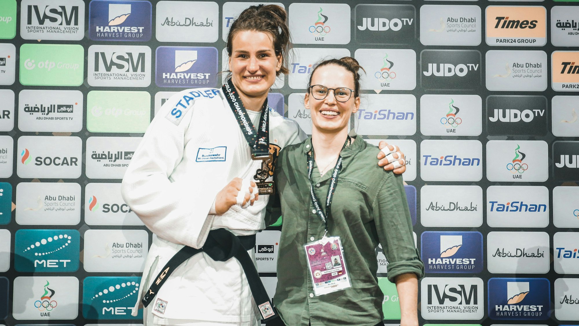 Anna-Maria Wagner und Lorraine Hoffmann bei der WM in Abu Dhabi, wo sie den Titel zum zweiten Mal in der Gewichtsklasse 70 bis 78 Kilo holte. Sie gewann im Finale gegen die Italienerin Alice Bellandi im Golden Score.