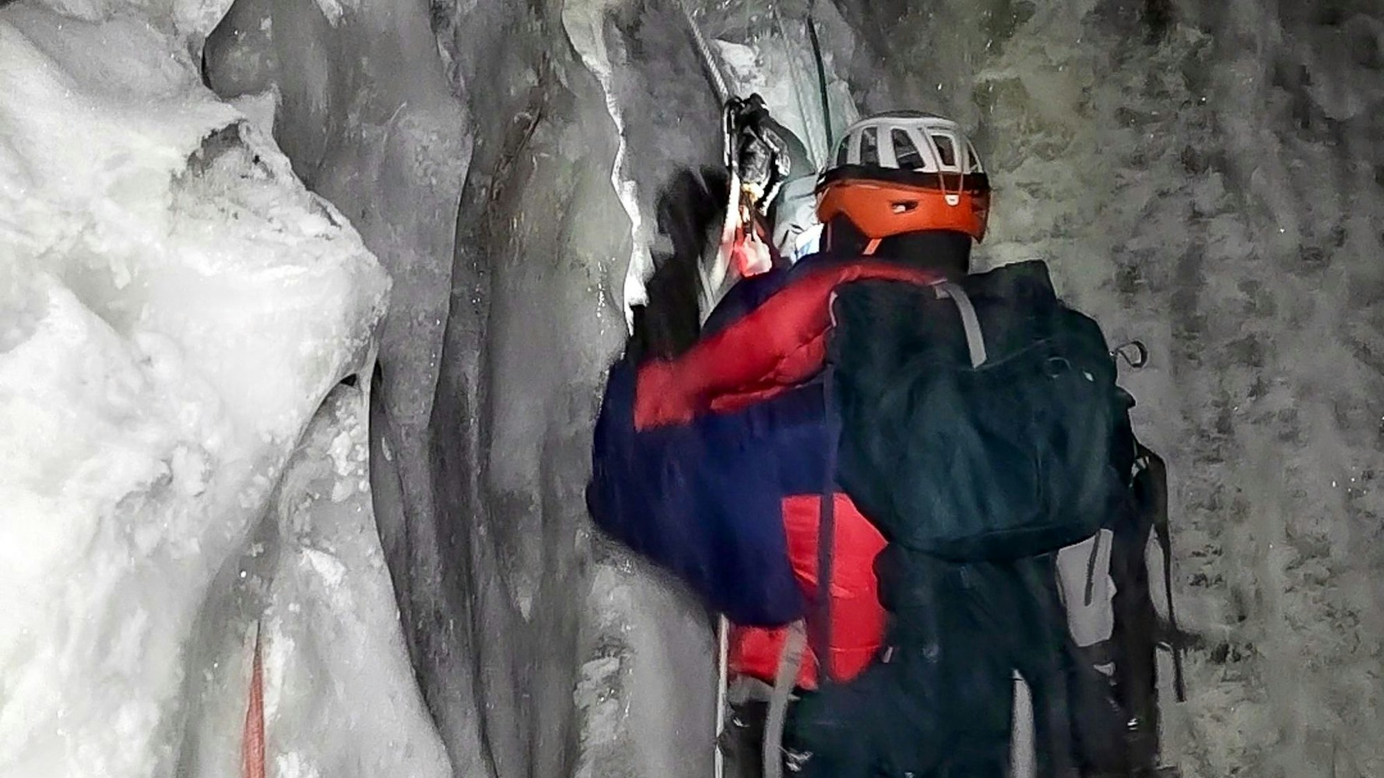 Frederik Tepe klettert in einer vereisten Engstelle.