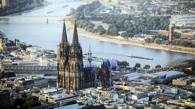 Ein Blick von oben auf den Kölner Dom, den Rhein und die Zoobrücke. (Archivfoto)