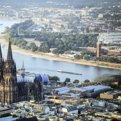 Ein Blick von oben auf den Kölner Dom, den Rhein und der Zoobrücke.