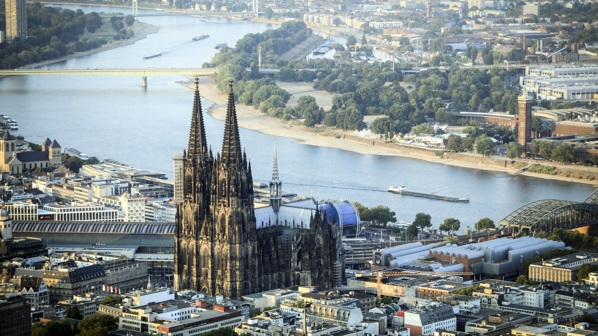 Ein Blick von oben auf den Kölner Dom, den Rhein und der Zoobrücke.