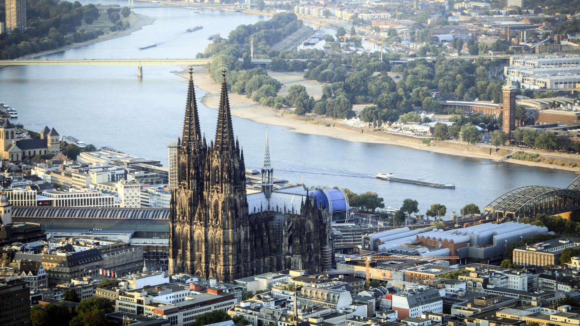 Ein Blick von oben auf den Kölner Dom, den Rhein und der Zoobrücke. (Archivbild)